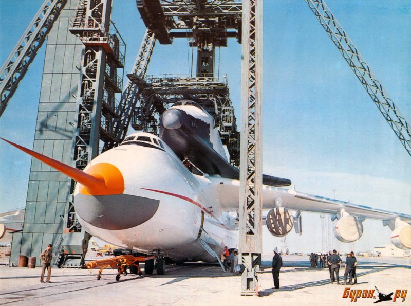 АН 225 перевозит Буран