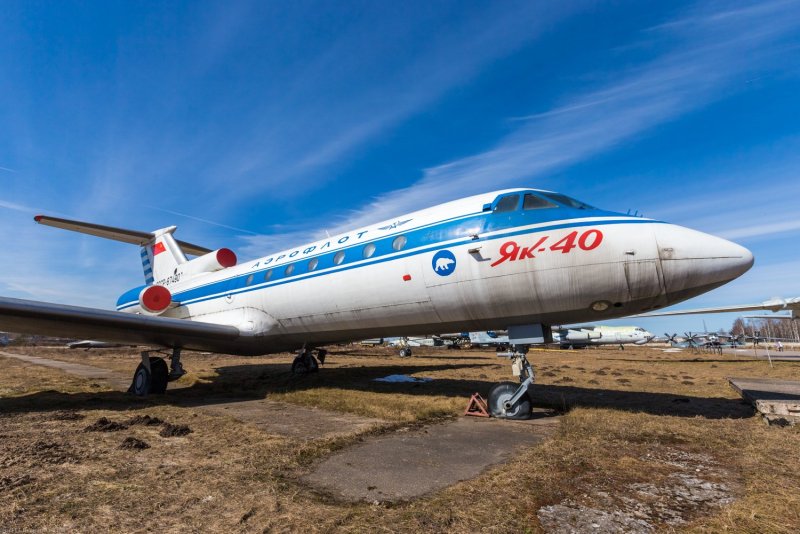 Самолёт як-40