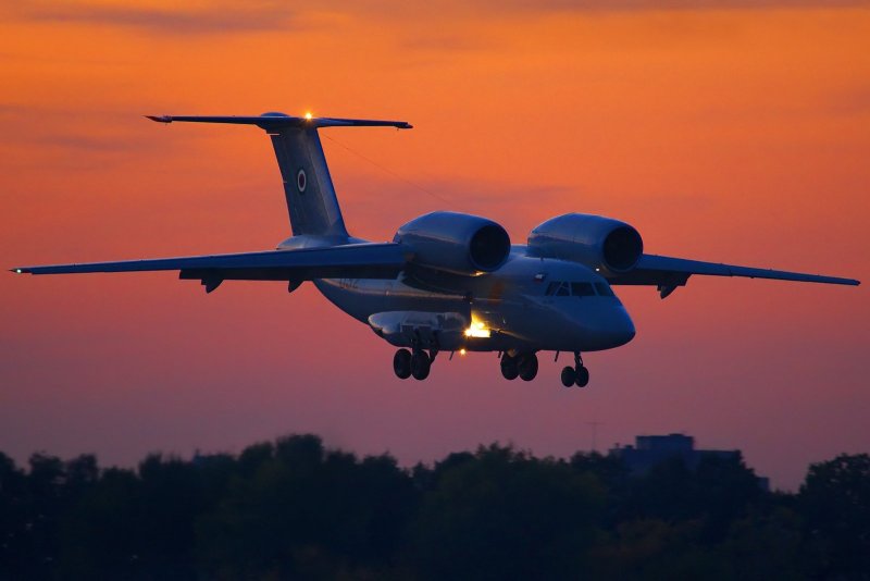 АН-72 военно-транспортный самолёт
