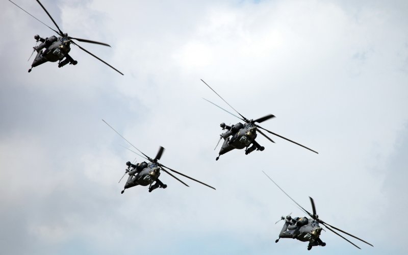 Военный вертолет в небе