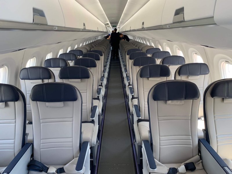 Embraer e195 салон