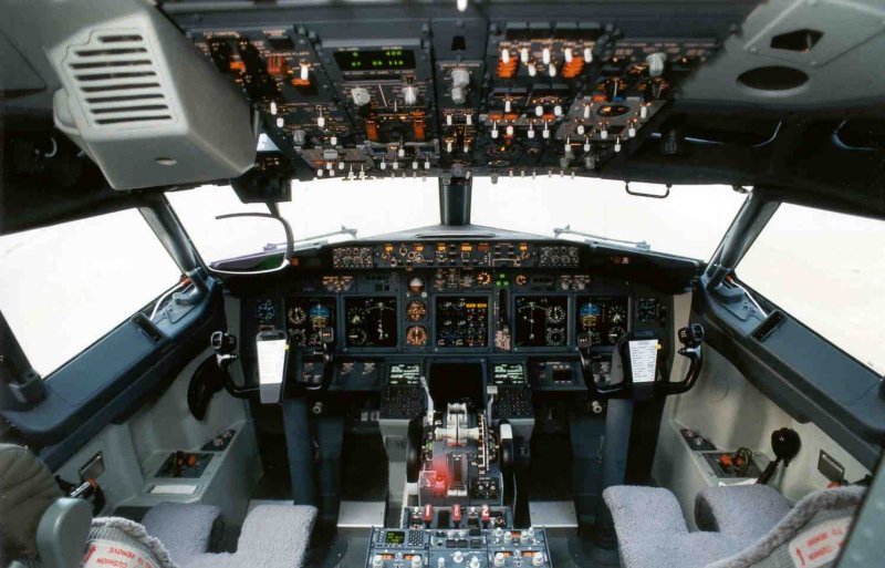 Bombardier CRJ 200 кабина пилотов