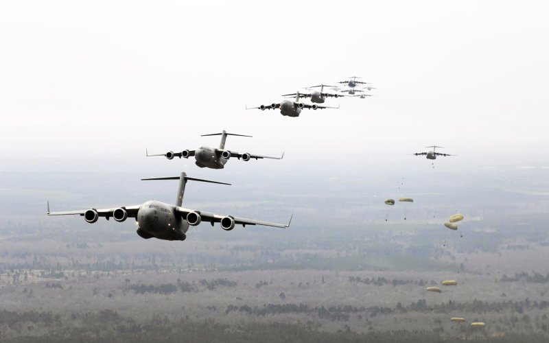 Военный десантный самолет