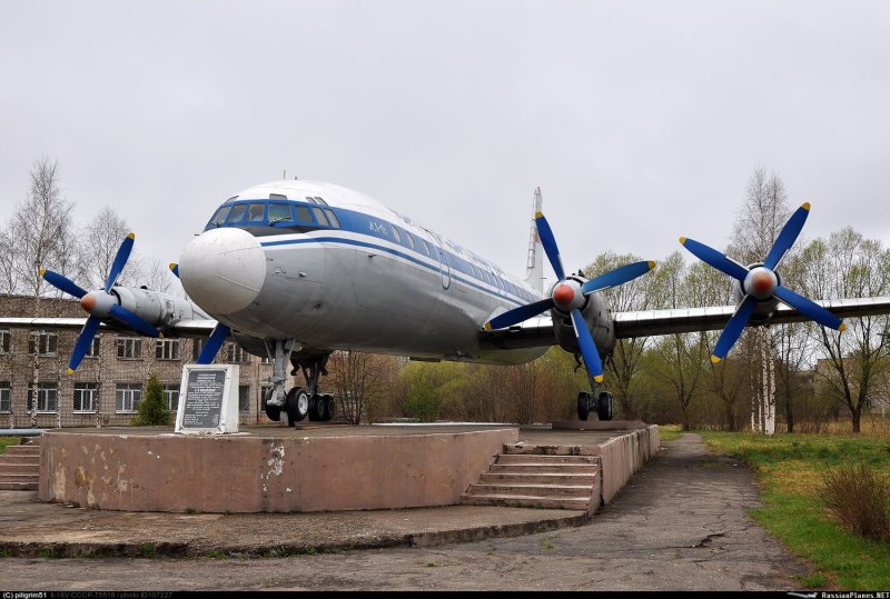 Памятник ил 18 в Вологде