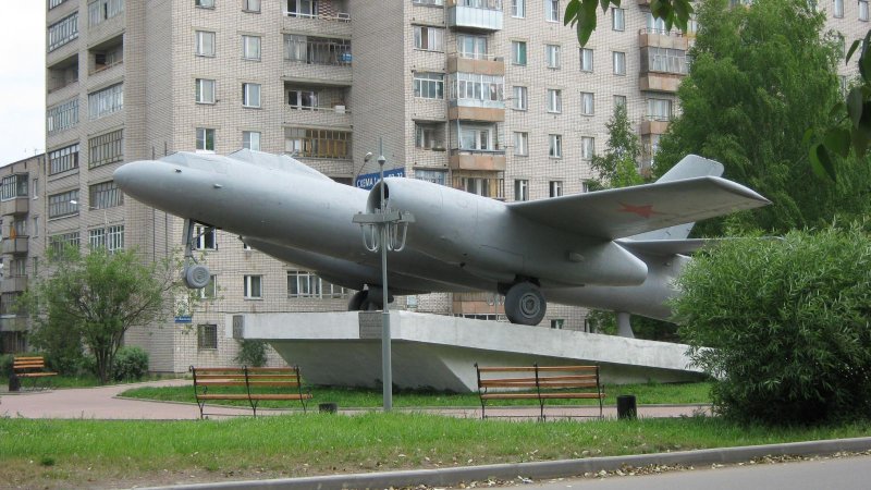 Самолет-памятник ил-28 Вологда