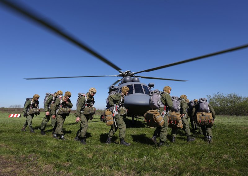 Десантники у вертолёта ми-8