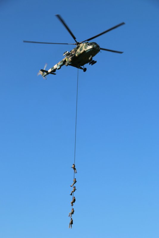 Беспарашютное десантирование с вертолета ми-8